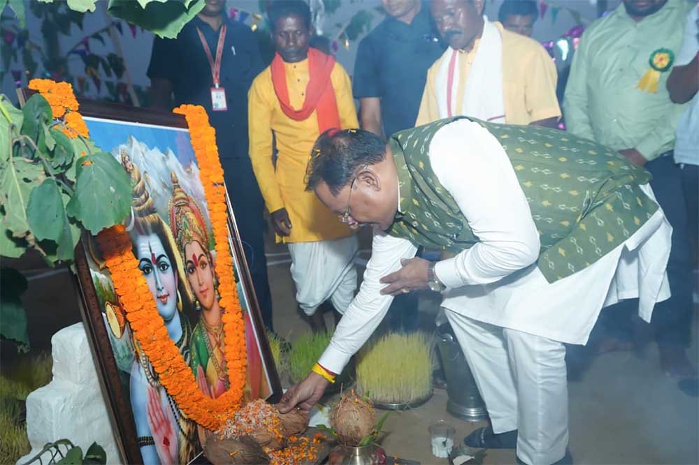 भगवान करम देव की पूजा-अर्चना कर प्रदेश की सुख-समृद्धि और खुशहाली की कामना की 1 sahu