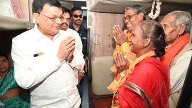 कोरबा रेलवे स्टेशन से भारत गौरव ट्रेन का शुभारंभ, बुजुर्ग यात्रियों के सफर को लेकर दिखा उत्साह 2 train03