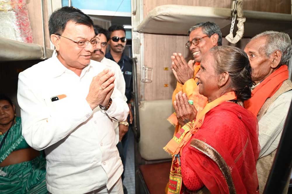 कोरबा रेलवे स्टेशन से भारत गौरव ट्रेन का शुभारंभ, बुजुर्ग यात्रियों के सफर को लेकर दिखा उत्साह 1 train03