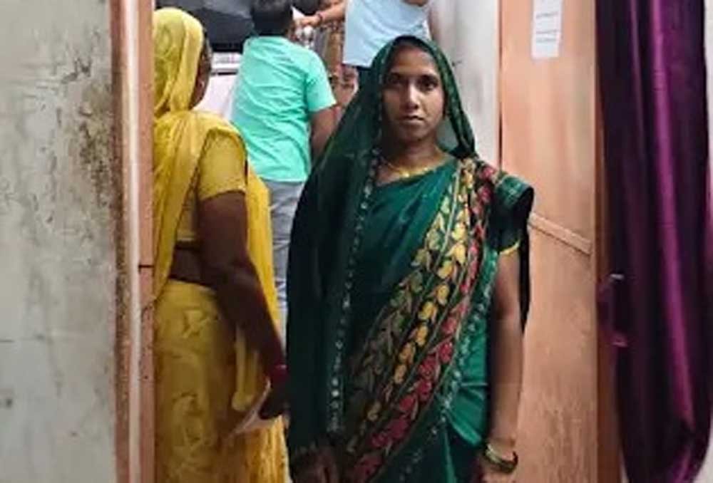 सुनीता को रजिस्ट्री में मिली 3,940 रुपये की आर्थिक राहत, स्वतः नामांतरण से कार्यालयों के चक्कर लगाने की परेशानी भी हुई दूर 1 up 02