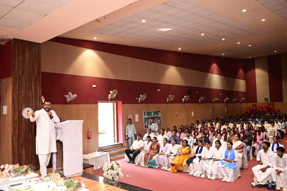 विद्यार्थियों ने नुक्कड़ नाटक से दिया यातायात सुरक्षा, नशामुक्ति का संदेश 1 youth jpg6666